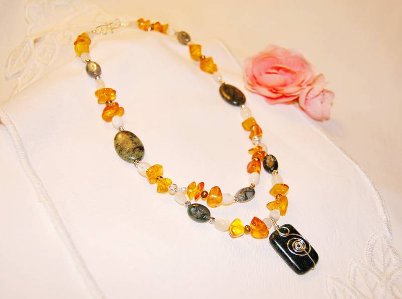 1a_barnstens-halsband_halvadelsten.jpg