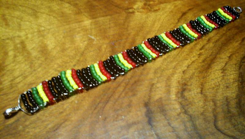 rastaarmband_rocaille_seedbeads.jpg